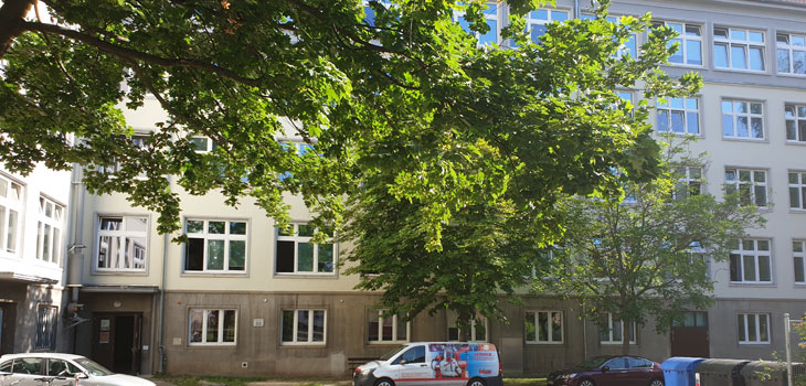 Institutsgebäude-Eckeingang